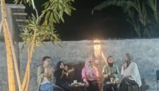 Bupati Lampung Timur Ela Siti Nuryamah (tengah) berdiskusi santai bersama anak muda pecinta lingkungan di salah satu kafe di Desa Labuhanratu Satu, Kecamatan Way Jepara, Selasa (21/4/2026)./Agus Susanto