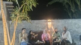 Bupati Lampung Timur Ela Siti Nuryamah (tengah) berdiskusi santai bersama anak muda pecinta lingkungan di salah satu kafe di Desa Labuhanratu Satu, Kecamatan Way Jepara, Selasa (21/4/2026)./Agus Susanto