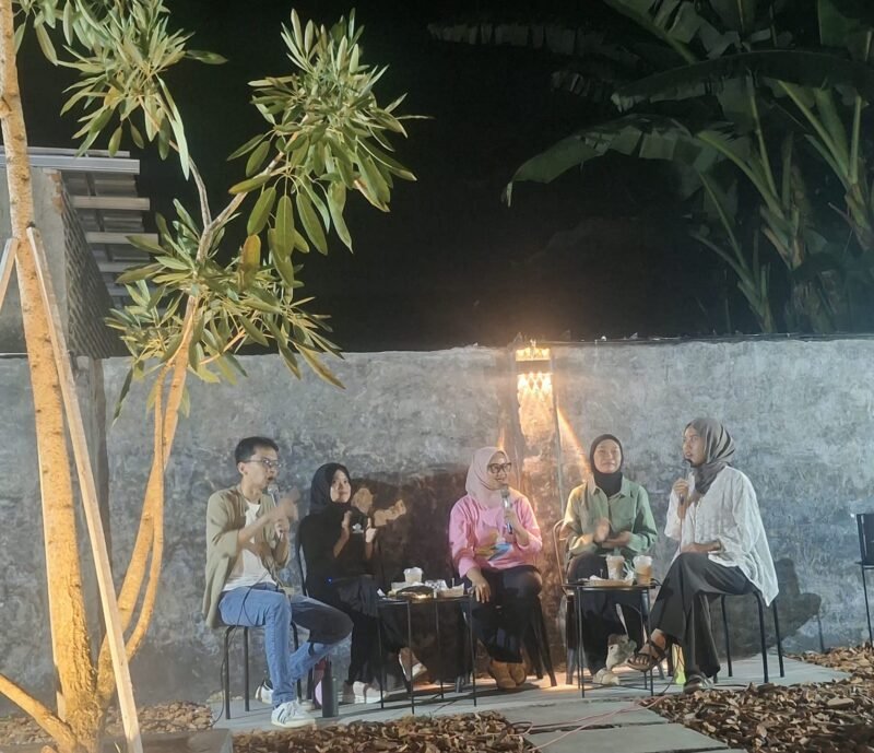 Bupati Lampung Timur Ela Siti Nuryamah (tengah) berdiskusi santai bersama anak muda pecinta lingkungan di salah satu kafe di Desa Labuhanratu Satu, Kecamatan Way Jepara, Selasa (21/4/2026)./Agus Susanto