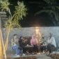 Bupati Lampung Timur Ela Siti Nuryamah (tengah) berdiskusi santai bersama anak muda pecinta lingkungan di salah satu kafe di Desa Labuhanratu Satu, Kecamatan Way Jepara, Selasa (21/4/2026)./Agus Susanto