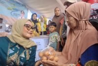 Bupati Lampung Timur Ela Siti Nuryamah (kiri) berbincang dengan warga saat meninjau operasi pasar murah di Desa Sribhawono, Kecamatan Bandar Sribhawono, Rabu (15/4/2026). Warga membeli bahan pokok dengan harga di bawah pasaran dalam upaya pengendalian inflasi daerah./Agus Susanto