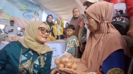 Bupati Lampung Timur Ela Siti Nuryamah (kiri) berbincang dengan warga saat meninjau operasi pasar murah di Desa Sribhawono, Kecamatan Bandar Sribhawono, Rabu (15/4/2026). Warga membeli bahan pokok dengan harga di bawah pasaran dalam upaya pengendalian inflasi daerah./Agus Susanto