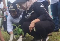 Bupati Lampung Timur Ela Siti Nuryamah dan Ketua DPRD Rida Totul Aliah tanam pohon di rea area Labuhanratu./ Agus Susanto