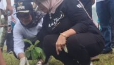 Bupati Lampung Timur Ela Siti Nuryamah dan Ketua DPRD Rida Totul Aliah tanam pohon di rea area Labuhanratu./ Agus Susanto