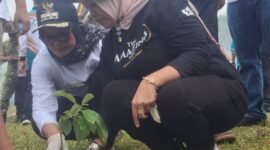 Bupati Lampung Timur Ela Siti Nuryamah dan Ketua DPRD Rida Totul Aliah tanam pohon di rea area Labuhanratu./ Agus Susanto