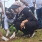 Bupati Lampung Timur Ela Siti Nuryamah dan Ketua DPRD Rida Totul Aliah tanam pohon di rea area Labuhanratu./ Agus Susanto