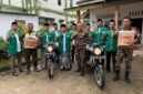 Kader GP Ansor dan Banser Lampung Timur berfoto bersama usai penyerahan penghargaan kader teraktif berupa sepeda motor di Pondok Pesantren Darussalamah, Desa Braja Dewa, Kecamatan Way Jepara, Jumat (24/4/2026)./Agus Susanto