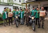 Kader GP Ansor dan Banser Lampung Timur berfoto bersama usai penyerahan penghargaan kader teraktif berupa sepeda motor di Pondok Pesantren Darussalamah, Desa Braja Dewa, Kecamatan Way Jepara, Jumat (24/4/2026)./Agus Susanto
