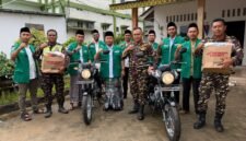 Kader GP Ansor dan Banser Lampung Timur berfoto bersama usai penyerahan penghargaan kader teraktif berupa sepeda motor di Pondok Pesantren Darussalamah, Desa Braja Dewa, Kecamatan Way Jepara, Jumat (24/4/2026)./Agus Susanto