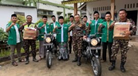 Kader GP Ansor dan Banser Lampung Timur berfoto bersama usai penyerahan penghargaan kader teraktif berupa sepeda motor di Pondok Pesantren Darussalamah, Desa Braja Dewa, Kecamatan Way Jepara, Jumat (24/4/2026)./Agus Susanto