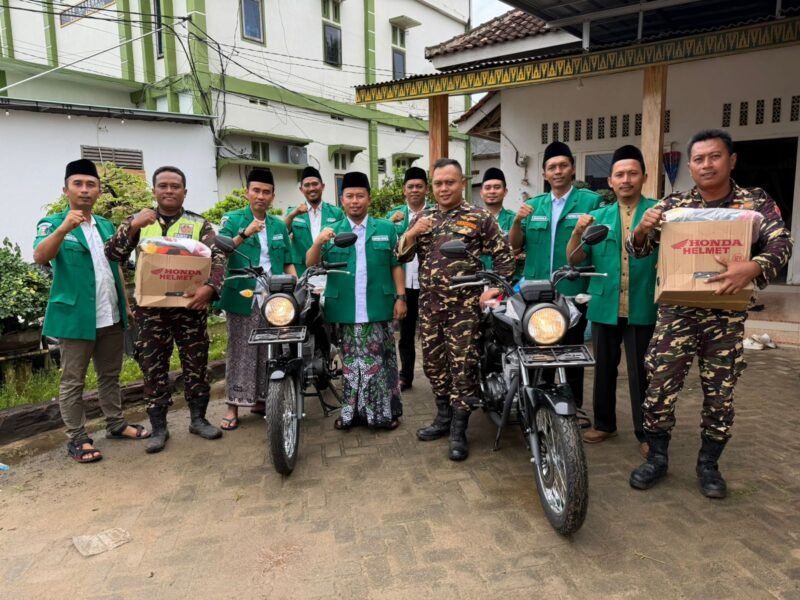 Kader GP Ansor dan Banser Lampung Timur berfoto bersama usai penyerahan penghargaan kader teraktif berupa sepeda motor di Pondok Pesantren Darussalamah, Desa Braja Dewa, Kecamatan Way Jepara, Jumat (24/4/2026)./Agus Susanto