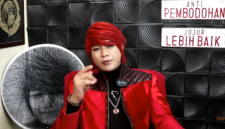 Pesulap Merah atau Marcel Radhival menyampaikan keluhan terkait teror telepon pinjaman online dalam video yang diunggah di kanal YouTube miliknya. (Tangkapan layar YouTube Pesulap Merah)