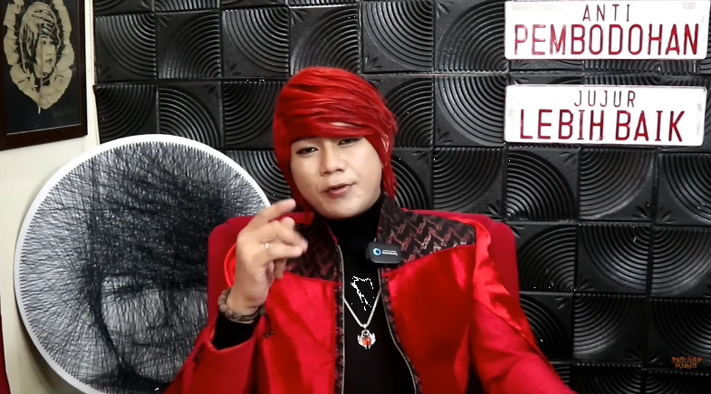Pesulap Merah atau Marcel Radhival menyampaikan keluhan terkait teror telepon pinjaman online dalam video yang diunggah di kanal YouTube miliknya. (Tangkapan layar YouTube Pesulap Merah)