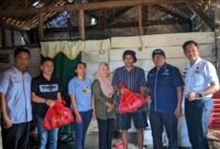 IWO bersama Camat Labuhan Ratu, dan pendamping PKH setempat, saat menyerahkan paket sembako kepada warga Rajabasa Lama, Rabu (29/4/2026)./Hadi Jakariya