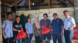 IWO bersama Camat Labuhan Ratu, dan pendamping PKH setempat, saat menyerahkan paket sembako kepada warga Rajabasa Lama, Rabu (29/4/2026)./Hadi Jakariya