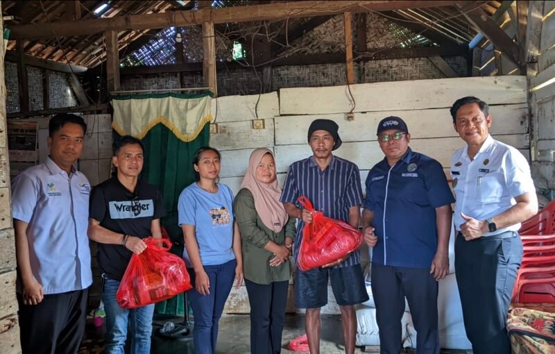 IWO bersama Camat Labuhan Ratu, dan pendamping PKH setempat, saat menyerahkan paket sembako kepada warga Rajabasa Lama, Rabu (29/4/2026)./Hadi Jakariya