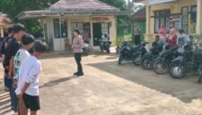 Belasan remaja terjaring razia balap liar oleh Polsek Way Bungur saat patroli di wilayah setempat./Muklasin