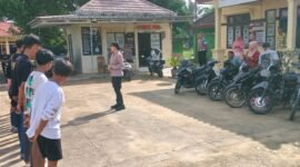 Belasan remaja terjaring razia balap liar oleh Polsek Way Bungur saat patroli di wilayah setempat./Muklasin