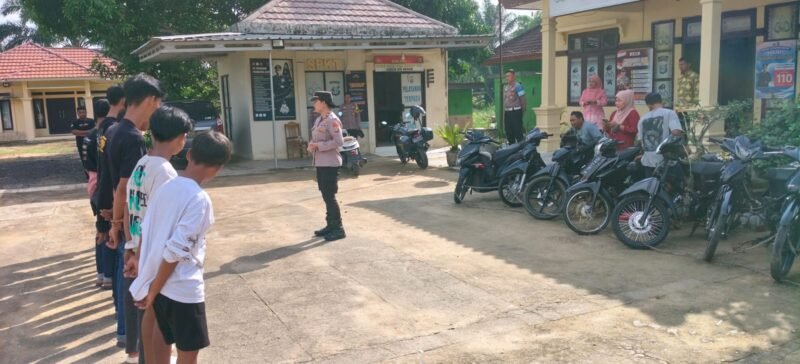 Belasan remaja terjaring razia balap liar oleh Polsek Way Bungur saat patroli di wilayah setempat./Muklasin