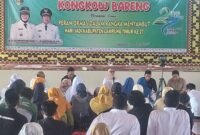 Bupati Lampung Timur Ela Siti Nuryamah (tengah) berdiskusi bersama perwakilan ormas dan LSM dalam kegiatan “kongkow bareng” bertema peran ormas dalam pembangunan daerah di aula rumah dinas bupati, Sukadana, Rabu (22/4/2026)./Agus Susanto