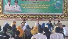 Bupati Lampung Timur Ela Siti Nuryamah (tengah) berdiskusi bersama perwakilan ormas dan LSM dalam kegiatan “kongkow bareng” bertema peran ormas dalam pembangunan daerah di aula rumah dinas bupati, Sukadana, Rabu (22/4/2026)./Agus Susanto