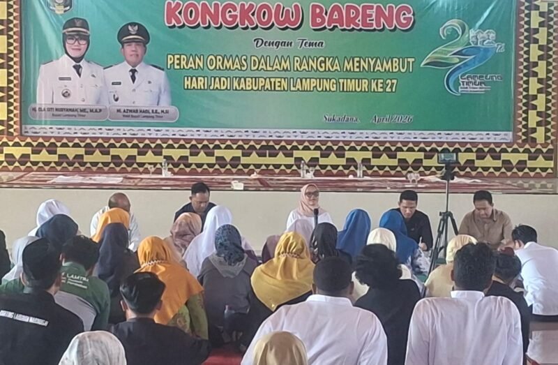 Bupati Lampung Timur Ela Siti Nuryamah (tengah) berdiskusi bersama perwakilan ormas dan LSM dalam kegiatan “kongkow bareng” bertema peran ormas dalam pembangunan daerah di aula rumah dinas bupati, Sukadana, Rabu (22/4/2026)./Agus Susanto