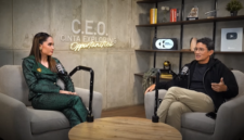 Cinta Laura berbincang dengan Sandiaga Uno dalam konten kanal YouTube Paraswara dan Cinta Laura Kiehl, membahas strategi investasi dan peran aktif investor dalam membangun nilai bisnis. (Tangkapan layar YouTube Paraswara dan Cinta Laura Kiehl)
