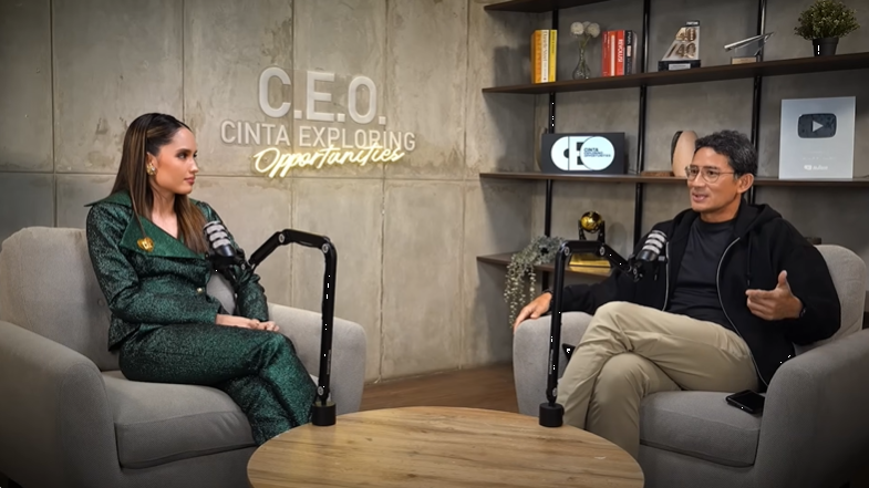 Cinta Laura berbincang dengan Sandiaga Uno dalam konten kanal YouTube Paraswara dan Cinta Laura Kiehl, membahas strategi investasi dan peran aktif investor dalam membangun nilai bisnis. (Tangkapan layar YouTube Paraswara dan Cinta Laura Kiehl)
