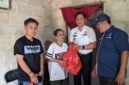 Ketua IWO Lampung Timur, Andono (paling kanan), Camat Labuhan Ratu Agustinus Trihandoko, dan Ketua PW IWO Lampung Edi Arsadad, saat menyerahkan bantuan sembako kepada warga di Labuhan Ratu./ Hadi Jakariya