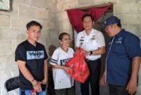 Ketua IWO Lampung Timur, Andono (paling kanan), Camat Labuhan Ratu Agustinus Trihandoko, dan Ketua PW IWO Lampung Edi Arsadad, saat menyerahkan bantuan sembako kepada warga di Labuhan Ratu./ Hadi Jakariya