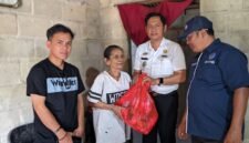 Ketua IWO Lampung Timur, Andono (paling kanan), Camat Labuhan Ratu Agustinus Trihandoko, dan Ketua PW IWO Lampung Edi Arsadad, saat menyerahkan bantuan sembako kepada warga di Labuhan Ratu./ Hadi Jakariya