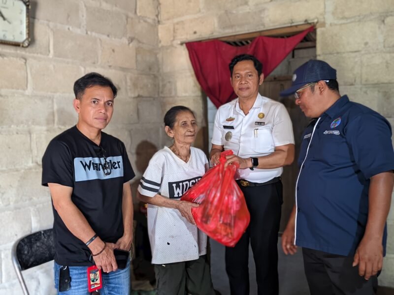 Ketua IWO Lampung Timur, Andono (paling kanan), Camat Labuhan Ratu Agustinus Trihandoko, dan Ketua PW IWO Lampung Edi Arsadad, saat menyerahkan bantuan sembako kepada warga di Labuhan Ratu./ Hadi Jakariya