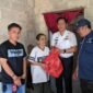 Ketua IWO Lampung Timur, Andono (paling kanan), Camat Labuhan Ratu Agustinus Trihandoko, dan Ketua PW IWO Lampung Edi Arsadad, saat menyerahkan bantuan sembako kepada warga di Labuhan Ratu./ Hadi Jakariya