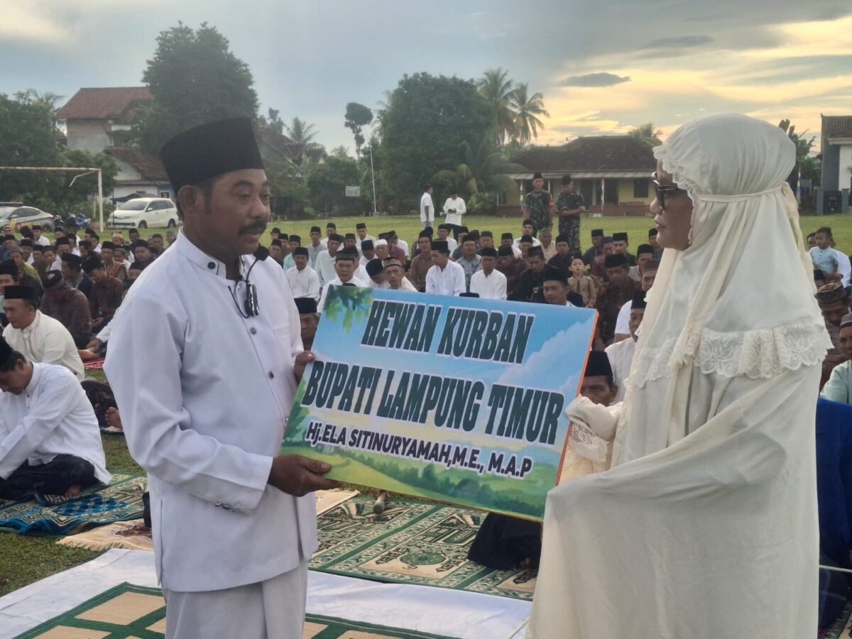Bupati Lampung Timur Ela Siti Nuryamah menyerahkan secara simbolis hewan kurban usai pelaksanaan Salat Idul Adha 1447 Hijriah di Lapangan Desa Bandaragung, Kecamatan Bandar Sribhawono, Rabu (27/5/2026)./Agus S