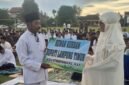 Bupati Lampung Timur Ela Siti Nuryamah menyerahkan secara simbolis hewan kurban usai pelaksanaan Salat Idul Adha 1447 Hijriah di Lapangan Desa Bandaragung, Kecamatan Bandar Sribhawono, Rabu (27/5/2026)./Agus S