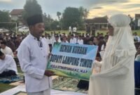 Bupati Lampung Timur Ela Siti Nuryamah menyerahkan secara simbolis hewan kurban usai pelaksanaan Salat Idul Adha 1447 Hijriah di Lapangan Desa Bandaragung, Kecamatan Bandar Sribhawono, Rabu (27/5/2026)./Agus S