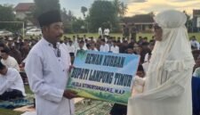 Bupati Lampung Timur Ela Siti Nuryamah menyerahkan secara simbolis hewan kurban usai pelaksanaan Salat Idul Adha 1447 Hijriah di Lapangan Desa Bandaragung, Kecamatan Bandar Sribhawono, Rabu (27/5/2026)./Agus S