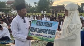 Bupati Lampung Timur Ela Siti Nuryamah menyerahkan secara simbolis hewan kurban usai pelaksanaan Salat Idul Adha 1447 Hijriah di Lapangan Desa Bandaragung, Kecamatan Bandar Sribhawono, Rabu (27/5/2026)./Agus S
