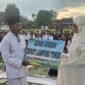 Bupati Lampung Timur Ela Siti Nuryamah menyerahkan secara simbolis hewan kurban usai pelaksanaan Salat Idul Adha 1447 Hijriah di Lapangan Desa Bandaragung, Kecamatan Bandar Sribhawono, Rabu (27/5/2026)./Agus S