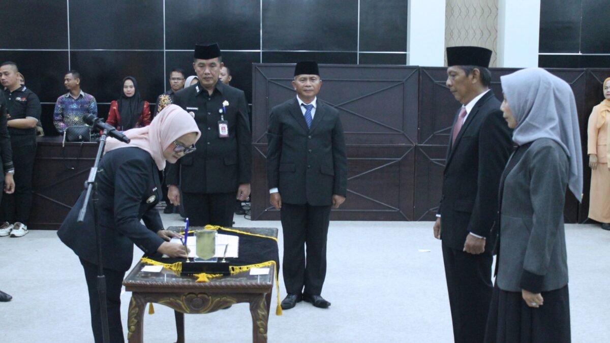 Bupati Lampung Timur Ela Siti Nuryamah saat memimpin prosesi pelantikan dan pengambilan sumpah jabatan pejabat pimpinan tinggi pratama (eselon II) di Aula Utama Setdakab Lampung Timur./Agus S