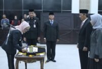 Bupati Lampung Timur Ela Siti Nuryamah saat memimpin prosesi pelantikan dan pengambilan sumpah jabatan pejabat pimpinan tinggi pratama (eselon II) di Aula Utama Setdakab Lampung Timur./Agus S