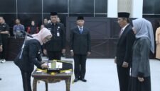 Bupati Lampung Timur Ela Siti Nuryamah saat memimpin prosesi pelantikan dan pengambilan sumpah jabatan pejabat pimpinan tinggi pratama (eselon II) di Aula Utama Setdakab Lampung Timur./Agus S