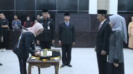 Bupati Lampung Timur Ela Siti Nuryamah saat memimpin prosesi pelantikan dan pengambilan sumpah jabatan pejabat pimpinan tinggi pratama (eselon II) di Aula Utama Setdakab Lampung Timur./Agus S