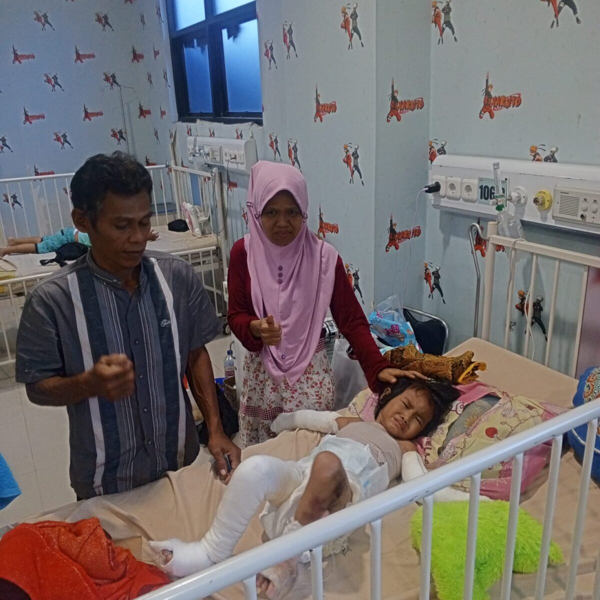 Orang tua mendampingi Unfa (4), anak asal Desa Tulung Pasik, Kecamatan Matarambaru, Lampung Timur, saat menjalani perawatan di ruang rawat inap rumah sakit. Unfa mengalami luka bakar serius setelah terkena tumpahan santan mendidih dan kini menjalani penanganan medis intensif./Istimewa.