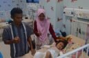 Orang tua mendampingi Unfa (4), anak asal Desa Tulung Pasik, Kecamatan Matarambaru, Lampung Timur, saat menjalani perawatan di ruang rawat inap rumah sakit. Unfa mengalami luka bakar serius setelah terkena tumpahan santan mendidih dan kini menjalani penanganan medis intensif./Istimewa.