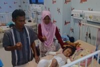Orang tua mendampingi Unfa (4), anak asal Desa Tulung Pasik, Kecamatan Matarambaru, Lampung Timur, saat menjalani perawatan di ruang rawat inap rumah sakit. Unfa mengalami luka bakar serius setelah terkena tumpahan santan mendidih dan kini menjalani penanganan medis intensif./Istimewa.