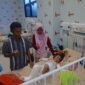 Orang tua mendampingi Unfa (4), anak asal Desa Tulung Pasik, Kecamatan Matarambaru, Lampung Timur, saat menjalani perawatan di ruang rawat inap rumah sakit. Unfa mengalami luka bakar serius setelah terkena tumpahan santan mendidih dan kini menjalani penanganan medis intensif./Istimewa.