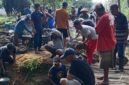 Puluhan warga saat bergotong royong memperbaiki jembatan./M. Jahri