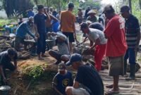 Puluhan warga saat bergotong royong memperbaiki jembatan./M. Jahri