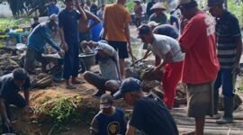 Puluhan warga saat bergotong royong memperbaiki jembatan./M. Jahri